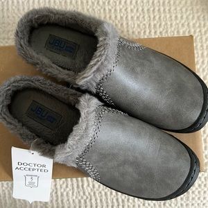 Super comfy JBU with memory foam. Size 7 1/2 medium